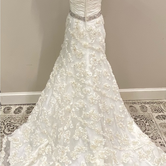 NWT Tony Bowls Wedding Dress. Size 14. - Picture 7 of 9